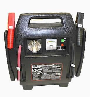 Mobile Stromversorgung (Abbildung siehe Anlage),
- aus einem geschlossenen gasdichten Blei/Säure-Akkumulator mit flüssigem Elektrolyt (12 V / 17 A) 
  in einem Kunststoffgehäuse mit Tragegriff (B/H/T ca. 35 x 39 x 15 cm), 
  mit einer 12 V Zigarettenanzünderbuchse, zwei Kabeln mit Krokodilklemmen,
  einer Ladezustandsanzeige mit Bedienknopf, einer Buchse zum Wiederaufladen des Gerätes mit LED-Anzeige,
  einer eingebauten Arbeitsleuchte mit einem Ein/Aus-Schalter sowie einem eingebauten
  Kompressor (12 V / 18 Bar) mit Ein/Aus-Schalter und einem Manometer für die Luftdruckkontrolle,
- zur Verwendung als Starthilfe für Beförderungsmittel oder als Stromquelle für Geräte,
  die mit 12 V Gleichstrom betrieben werden (kennzeichnende Haupttätigkeit),
  als Kompressor sowie als tragbare Leuchte,
- in einer gemeinsamen Verkaufsverpackung (Karton) mit Beipack (Netzgerät -Gleichrichter 230 V AC / 12 V DC-,
  Ladekabel mit Zigarettenanzünderadapter und drei Ventil-Adapter).
Den Charakter des Ganzen bestimmt der Akkumulator.

"Elektrischer Akkumulator, Blei-Akkumulator mit flüssigem Elektrolyt, kein Antriebsakkumulator,
 nicht für zivile Luftfahrzeuge; Kombination aus Akkumulator (kennzeichnende Haupttätigkeit),
 Kompressor und Leuchte in Warenzusammenstellung mit nicht charakterbestimmendem Beipack
 - mobile Stromversorgung"