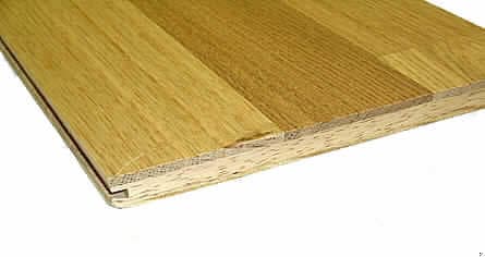 Schiffsbodenfertigparkett,
- in Form von 3-lagigen, brettartigen Paneelen (Abmessungen ca. 2200 x 210 x 15 mm),
- aus einer ca. 2 mm starken unteren Lage (Gegenzug) aus Kiefernholz, einer  9,4 mm 
  starken Mittellage aus nebeneinander gelegten Stäben (Hevea), und einer  3,6 mm
  starken Decklage (Lauffläche) aus gesägten ca. 68 mm breiten Eichenholzlamellen, 
- die Faserrichtung der 3 Lagen ist jeweils um 90 Grad gegeneinander versetzt,
- auf der Oberseite mit UV-Acryl-Lack lackiert (lt. Antragsteller),
- allseitig profiliert (genutet und gefedert),
- zur Verwendung als Fußbodenbelag.
(Abbildung siehe Anlage)

"Zusammengesetzte Fußbodenplatte, aus Holz, nicht für Mosaikfußböden, mehrlagig"