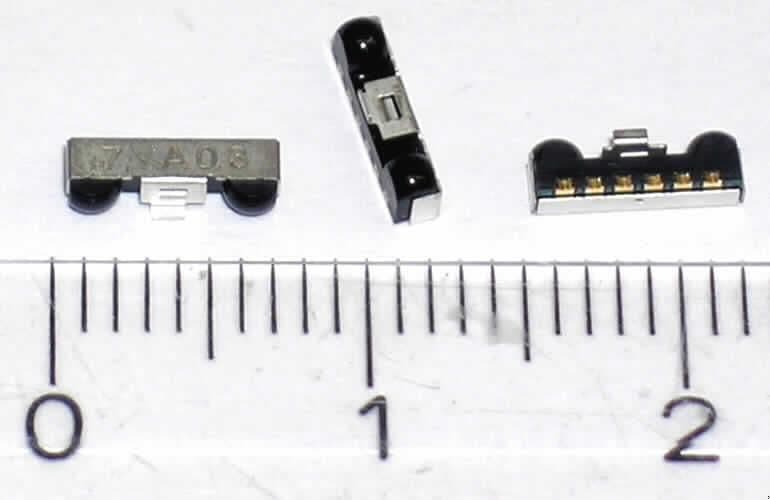 Infrarot-Sende/Empfangsmodul,
- aus einer Infrarot-Leuchtdiode, Fotodiode mit Verstärkerschaltung und Logikgatterschal- 
  tung, in einem Gehäuse in SMD-Bauweise mit Kontakten (Abmessungen 6,8 x 1,6 x 2,18
  mm) (Abbildung siehe Anlage),
- zum Empfangen, Konvertieren und Senden von Infrarotsignalen nach Einbau in Datenüber- 
  tragungsschnittstellen von verschiedenen Geräten (z.B. Mobiltelefone, PDA, Digitalkameras 
  usw.) bestimmt.

"Apparat für die Kommunikation in einem drahtlosen Netzwerk, keine Basisstation, Gerät
 zum Empfangen, Konvertieren und Senden von Tönen, Bildern oder anderen Daten -
 Infrarot-Sende/Empfangsmodul"