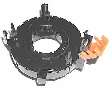 Sog. Airbagwickelfeder
- aus einer Drehtrommel (Kabelhaspel) mit aufgerolltem, elektrischem Flachkabel, 
  in einem runden Kunststoffgehäuse (Durchmesser ca. 10 cm) mit Anschlusssteckern
  und Befestigungsvorrichtungen (Abbildung siehe Anlage)
- zum Einbau zwischen Lenksäule und -rad eines PKW bestimmt
- zur Übertragung des vom Stoßsensor abgegebenen Stromimpulses auf den Zünder
  eines Airbaggenerators bestimmt.

"Teil, erkennbar ausschließlich für einen Gasgenerator bestimmt - sog. Airbagwickelfeder"