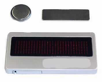 LED-Laufschriftanzeige (Abbildung siehe Anlage),
- aus einem quaderförmigen Kunststoffgehäuse (Abmessungen ca. 78,4 x 38,3 x 7,8 mm)
  mit einem Leuchtband aus 28 x 5 Leuchtdioden, 7 Bedientasten und drei in das Gehäuse
  eingesetzten Magneten auf der Rückseite, sowie mit einer Metallplatte (Abmessungen ca.
  45 x 13 x 1 mm) als Befestigungsvorrichtung und einer Batterie (in einem Batteriefach zum 
  Einschieben in das Gehäuse),
- zusammen mit einer Zusatzbatterie in einer gemeinsamen Verkaufsumschließung verpackt,
- zur Anzeige von Namen oder sonstigen einstellbaren Zeichen oder Texten in Laufschrift mit
  unterschiedlichen Geschwindigkeiten (beleuchtetes Namensschild).
Den Charakter des Ganzen bestimmt die LED-Laufschriftanzeige.

"Elektrisches Sichtsignalgerät, Anzeigetafel mit Leuchtdiodenanzeige, nicht für zivile
 Luftfahrzeuge; Warenzusammenstellung aus charakterbestimmender
 LED-Laufschriftanzeige mit Metallplatte und Zusatzbatterie - LED-Laufschriftanzeige"