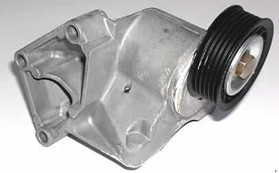 Sog. Tensioner (Riemenspanner)
- aus Riemenscheibe aus Kunststoff mit gerillter äußerer Lauffläche, kugelgelagert an 
  Gelenkarm aus Druckgussaluminium mit integrierter Torsions-Spannfeder und 
  Montageflansch zum Anbau/Positionieren am Motor (Abbildung siehe Anlage),
- zum Spannen und Führen von Riemen eines Riementriebes von PKW-Verbrennungs- 
  motoren.

"Riemenscheibe (Spannrolle), nicht aus Eisen oder Stahl gegossen - sog. Tensioner"