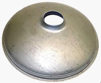 Behälterboden
- aus einem annähernd kuppelförmigen Erzeugnis aus unedlem Metall mit spezifischer 
  Wölbung, einer zentrischen Lochung mit Steckansatz sowie einem nach außen gezo-
  genen Rand zur Montage des Behälterkörpers (nicht Gegenstand dieser verbindlichen 
  Zolltarifauskunft) - Abbildung siehe Anlage,
- zum Einbau in nicht elektrische Warmwasserspeicher für private und gewerbliche Heizan- 
  lagen.

"Teil, erkennbar ausschließlich für nicht elektrische Heißwasserspeicher, nicht für Sterili-
 sierapparate oder Wärmeaustauscher - sog. Behälterboden"