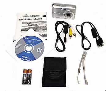 Multifunktionaler digitaler Fotoapparat
- mit CCD-Bildwandler, Objektiv, elektronischem Verschlusssystem, eingebautem 
  Blitzgerät, 2,7"  LCD-Farbbildschirm, internem 16 MB Speicherbaustein 
  sowie Einschub für Speicherkarte, Mikrofon und Lautsprecher in einem Gehäuse 
  (Abmessungen: 91 x 62 x 29 mm), mit spezieller Kameratasche, Abbildung s. Anlage,
- zur Aufnahme, Speicherung und Wiedergabe von Einzelbildern - kennzeichnende 
  Haupttätigkeit - und bewegten Bildern mit Ton (Videosequenzen, maximale Auflösung 720 x 
  400 Pixel) sowie zur Tonaufnahme und -wiedergabe (Sprachaufzeichnung),
- zusammen mit Beipack (USB- und AV-Kabeln, Batterien, Trageschlaufe, 
  Betriebsanleitung und CD-ROM mit Software) in einer Verkaufsverpackung.
Der multifunktionale digitale Fotoapparat bestimmt den Charakter des Ganzen.

"Digitaler Fotoapparat (Multifunktionsgerät mit kennzeichnender Haupttätigkeit digitaler
 Fotoapparat, mit Kameratasche, in Warenzusammenstellung mit nicht 
 charakterbestimmendem Beipack)"