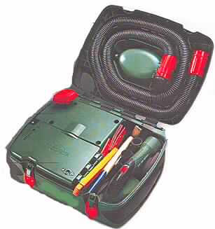Multischleifer
- in einem Gehäuse mit Elektromotor (max. Aufnahmeleistung 1400 W), Saugturbine, 
  Gebläse, aufklappbarem Deckel, Tragegriff, Staubbeutelfach sowie luftbetriebenem
  Schleifvorsatz, Anschlussschlauch, Staubbeutel, Adapter zum Anschließen an 
  Elektrowerkzeuge, Aufsatz zum staubfreien Bohren, Aufblasdüse, Schlauchadapter
  für Aufblasfunktion, Saug- und Aufblasdüse (Gewicht 5,6 kg) - Abbildung siehe Anlage
- für eine Spannung von 230 V
- zum Saugen -kennzeichnende Haupttätigkeit-, Blasen und Schleifen von trockenen Stoffen
- in einer gemeinsamen Verkaufsumschließung mit Schleifpapier.
Der Charakter des Ganzen wird durch den Staubsauger bestimmt.

"Elektromechanisches Haushaltsgerät mit eingebautem Elektromotor - Staubsauger für
 eine Spannung von 230 Volt (Multifunktionsgerät zum Saugen -kennzeichnende Haupt-
 tätigkeit-, Blasen und Schleifen von trockenen Stoffen in Warenzusammenstellung mit 
 nichtcharakterbestimmendem Schleifpapier) - sog. Multischleifer"