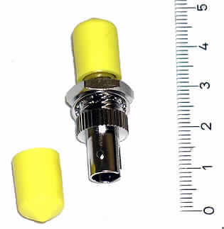 Kupplung
- aus einem hülsenförmigen Metallgehäuse, innen mit einer Führungshülse (Sleeve) aus
  Keramik und mit zwei Staubschutzkappen aus Kunststoff,
- zum Verbinden (gegeneinander Ausrichten) von optischen Fasern, Bündeln aus optischen 
  Fasern oder optischen Kabeln mit Anschlussstücken.

"Verbinder für optische Fasern, Bündel aus optischen Fasern oder optische Kabel"