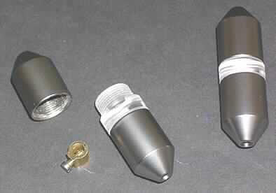 Stromkreistrennteil im Set (Abbildung siehe Anlage),
- aus einem zylindrischen Kunststoffkörper mit jeweils einem Schraubgewinde auf beiden 
  Seiten, und zwei darauf aufgeschraubten, konisch zulaufenden Metallhülsen  (Nickel lt. 
  Produktbeschreibung), in den Abmessungen: Länge 7 cm, Durchmesser ca. 2 cm, 
  innen mit zwei eingelegten Metallklemmen,
- zum Einbau in ein Seilsystem für elektrische Beleuchtung,
- zur Verwendung als elektrischer Isolator.

"Elektrischer Isolator, aus Kunststoff" -Stromkreistrennteil"