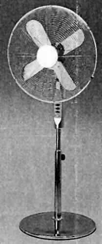 Standventilator mit Rotationskopf
- aus in einem Schutzkorb befindlichem Lüfterrad mit vier Windflügeln (einstufiger Propeller),  
  auf einem höhenverstellbarem verchromten Standfuß (Bodenplatte), horizontal     
  schwenkbarem Stützkopf, Aus-/Einschalter mit drei Geschwindigkeiten, Netzkabel mit 
  Schutzkontaktstecker sowie in einem Kunststoffgehäuse eingebautem Elektromotor 
  (Abbildung siehe Anlage),
- mit einer elektrischen Leistung von 60 Watt, erzeugter Luftdruck unter 2 bar,
- zur  Bewegung der Raumluft durch Erzeugung eines kontinuierlichen Luftstroms.

"Bodenventilator mit eingebautem Elektromotor mit einer Leistung von weniger als 125 Watt, 
 nicht für zivile Luftfahrzeuge"