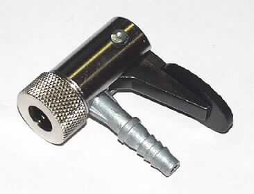 Adapter für Luftpumpen
- aus einem zylindrischen, beidseitig geöffneten Hohlkörper aus Metall mit seitlicher 
  Aussparung, mittels einer Achse angebrachtem Hebel, spezifischem Anschlussstück 
  zum Befestigen des Luftpumpenschlauchs sowie an einem Ende mittels Schraubgewinde 
  montierte Kappe mit zentrischem Loch zum passgenauen Halten der nach dem 
  Anschlussstück im Metallkörper integrierten Dichtung (Abbildung siehe Anlage),
- zum luftdichten Aufsetzen des Pumpenschlauchs auf das Ventil eines Reifens o.ä.,
- zur Montage am Schlauch einer hand- oder fußbetriebenen Luftpumpe.

"Teil, erkennbar ausschließlich bestimmt für Luftpumpen - sog. Adapter"