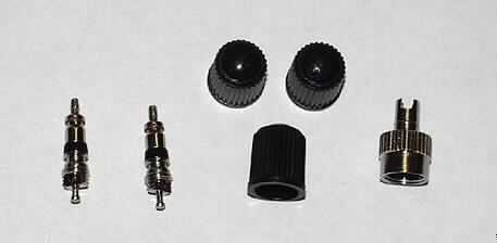 Luftreifen-Ventileinsätze
- aus Ventilkörper, Ventilsitz, Spiralfeder, Ventilteller und innerem Stift zum Betätigen des 
  Ventiltellers (Schrader-Ventileinsatz) - Abbildung siehe Anlage -, 
- zum Öffnen durch manuelles Niederdrücken des Stiftes, um dadurch einen  Luftstrom in 
  oder aus dem Reifen strömen zu lassen
- zur Verwendung in Luftreifen (z.B. Kraftfahrzeuge, Fahrräder)
- zusammen mit einer sog. Schlüsselkappe (zum Anziehen und Lösen des Ventileinsatzes 
  und zur Nutzung als Ventilabdeckung) sowie drei Abdeckkappen aus Kunststoff in einer 
  gemeinsamen Verkaufsumschließung.
Die Ventileinsätze bestimmen den Charakter des Ganzen.

"Armaturen - Ventile für Reifenschläuche - sog. Schrader-Ventileinsätze 
(Warenzusammenstellung aus charakterbestimmenden Ventileinsätzen, einer 
Schlüsselkappe und drei Kunststoffabdeckungen)"