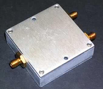 Elektrischer Übertragungsteiler (2-way Splitter/Combiner),
- aus einer mit passiven Bauelementen bestückten Platine in einem Metallgehäuse mit drei 
  Anschlussvorrichtungen (Abbildung siehe Anlage),
- zur Aufteilung eines Antennen-Eingangssignals in zwei gleich große Ausgangssignale 
  (Splitter) bzw. umgekehrt (Combiner),
- zur Verwendung in Systemen, in denen sich zwei Basisstationen eine Infrastruktur 
 (Antenne, Antennenmast) teilen;
- mit einem Frequenzbereich von 0,5 - 2 GHz.

"Teil, erkennbar ausschließlich zur Verwendung mit Antennen für Sende- und 
 Empfangsgeräte für den Funksprechverkehr der Positionen 8525 und 8527 bestimmt, 
 kein Antennenfilter, -weiche oder -umschalter (2-way Splitter/Combiner)"