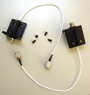 Koaxialkabel
- aus einem isolierten elektrischen Leiter (Länge: ca. 36,5 cm) mit Anschlussstücken an 
  beiden Enden versehen - charakterbestimmend - und einem, an einem Ende befestigten 
  Montagewinkel mit vier Bohrungen (Abbildung siehe Anlage),
- zur Verwendung als Antennen-Anschlussleitung für Rundfunk- und 
  Fernsehgeräte,
- zusammen mit vier Befestigungsschrauben in einer gemeinsamen Verkaufsverpackung.
Das Koaxialkabel bestimmt den Charakter des Ganzen.


"Isoliertes, elektrisches Koaxialkabel (Koaxialkabel - charakterbestimmend -, zusammen-
 gesetzt mit Montagewinkel, in Warenzusammenstellung mit nicht charakterbestimmenden 
 Befestigungsschrauben)."
