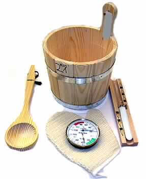 "Sauna-Set", bestehend aus
- einem Aufgusskübel aus Holz (Böttcherware) mit Griff, durch zwei Reifen aus Metall 
  zusammengehalten und innen mit einem Plastikeinsatz versehen, größte Höhe ca. 20 cm,
  Öffnungsdurchmesser ca. 23 cm, Bodendurchmesser ca. 20,5 cm),
- einer Schöpfkelle aus Holz (Länge 40 cm),
- einer Sauna-Sanduhr (ca. 28,5 cm x 4,5 cm x 1,5 cm großer Holzquader mit 
  innenliegender Röhre mit schmaler Durchlauföffnung und Sandfüllung),
- einem Sauna-Klimamesser (Kombimessgerät für Luftfeuchtigkeit und Temperatur),
- einem Massagehandschuh aus Sisal,
- einem mit "Sauna-Baderegeln" bedruckten laminierten Papierschild,
- gemeinsam in einem bedruckten Pappkarton für den Einzelverkauf verpackt.
  (Abbildung siehe Anlage)

"Aufgußkübel (Böttcherware) aus Holz, als zusammengesetzte Ware aus Massivholz 
 - charakterbestimmend - Kunststoff und Metall (Warenzusammenstellung aus 
 Aufgußkübel -charakterbestimmend -, Saunakelle, Sanduhr, Klimamesser,  
 Massagehandschuh und Bilddruck)"