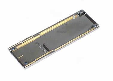 Gehäuseunterteil für Transceiver
- aus einer spezifisch geformten Schale aus Metall (Abmessungen 56,85 x 18,35 x 2,15 mm) 
  mit Bohrungen und Aussparungen für zwei optische Anschlüsse (Abbildung siehe Anlage),
- erkennbar ausschließlich als Gehäuseunterteil für Transceiver bestimmt.

"Teil, erkennbar ausschließlich für Apparate für die Kommunikation in einem drahtgebunde-
nen Netzwerk - Gehäuseunterteil für Transceiver"