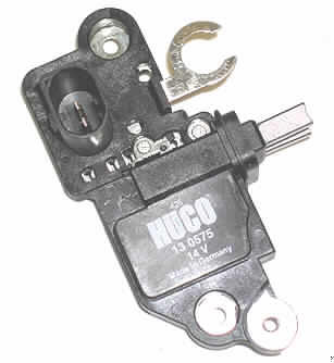 Elektronischer Lichtmaschinenregler (Abb. siehe Anlage),
- in Form einer Baueinheit mit einem Spannungsregler in einem angepassten Bürstenhalter 
  mit zwei eingesetzten federgelagerten Kohlebürsten, mit einem zweipoligem 
  Stecker,
- zur Befestigung direkt am Drehstromgenerator (Lichtmaschine) zur 
  Spannungskonstanthaltung und Stromübertragung bestimmt.

"Teil, erkennbar ausschließlich oder hauptsächlich für Lichtmaschinen der Pos 8511 
 bestimmt, nicht für bestimmte Luftfahrzeuge - elektronischer Lichtmaschinenregler"