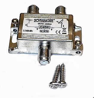 Antennenweiche
- aus einer mit aktiven und passiven Bauelementen bestückten gedruckten Schaltung in 
  einem Metallgehäuse mit drei Buchsen (zwei Antenneneingänge, ein Antennenausgang) mit
  Gleichstrom-Durchgängen (Abbildung siehe Anlage),
- für einen Frequenzbereich von 5 - 862 MHz (Terr.) und 900-2300 MHz (SAT),
- zur Zusammenschaltung oder Trennung von SAT-ZF- und terrestrischen Fernseh- und 
  Rundfunksignalen auf eine Leitung,
- zusammen mit Beipack (Schrauben) in einer gemeinsamen Verkaufsumschließung.
Die Antennenweiche bestimmt den Charakter des Ganzen.

"Teil, erkennbar ausschließlich zur Verwendung mit Antennen für Geräte der Position 8527 
 bestimmt - Antennenweiche, in Warenzusammenstellung mit nicht charakterbestimmendem Beipack"