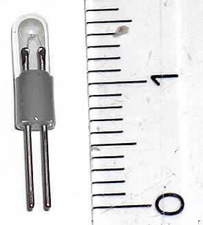 Taschenlampenglühbirne,
- aus einem Wolframglühdraht in einem je nach Ausführung farblosen, evakuierten oder mit
  Xenongas gefüllten Glaskolben (Durchmesser ca. 3 mm, Länge ca. 9 mm), mit zwei An- 
  schlusspins (Stecksockel),
- für eine Spannung von 2,4 V und mit einer Leistung von max. 0,8  W,
- zur Verwendung als Glühbirne in Taschenlampen.

"Elektrische Glühlampe, keine Wolfram-Halogen-Glühlampe, für eine Spannung von weniger
 als 100 V, nicht von der für Krafträder und andere Kraftfahrzeuge verwendeten Art, nicht für
 bestimmte Luftfahrzeuge - Taschenlampenglühbirne"