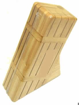 Messerblock,
- schräg stehender Vierkantblock aus Gummibaumholz (lt. Antragsteller), Abmessungen: ca.
  21 x 14 x 8 cm,
- mit sechs Schlitzen und einer kreisrunden Vertiefung zum Einstecken von Messern und
  einem Wetzstab ausgestattet,
- zur Verwendung in der Küche.
  (Abbildung siehe Anlage)

"Holzware zur Verwendung bei Tisch oder in der Küche, kein tropisches Holz im Sinne der ZAnm 2 zu Kap 44; Messerblock"
