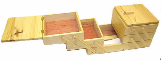 Nähkasten,
- rechteckiger Kasten aus Kiefernholz (lt. Antragsteller), mit einem großen Innenfach und
  vier zu zwei Seiten ausziehbaren Fächern, ohne weitere Inneneinteilung, mit zwei Deckeln 
  verschließbar, 
- mit Tragegriff, noch nicht montiert,
- mit Schrauben und Bauanleitung,
- zur Aufbewahrung von Nähutensilien.
(Abbildung siehe Anlage)
Der Nähkasten bestimmt den Charakter des Ganzen.

"Den Schmuckkästen ähnliche Ware aus Kiefernholz (kein tropisches Holz im Sinne der 
ZAnm 2 Kap 44), - noch nicht zusammengesetzt- (Warenzusammenstellung aus Nähkasten 
-charakterbestimmend-, Befestigungsmaterial und Bauanleitung); Nähkasten"