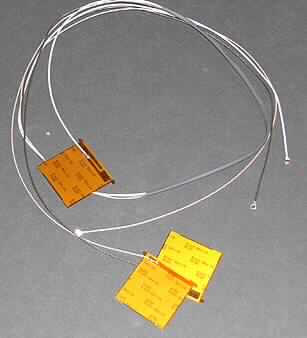 Antennenset für den Funktelegraphieverkehr (Datenfunk) zum Einbau in Notebooks
- aus drei Antennen in Form rechteckiger beschichteter Blättchen (Abmessungen: 30 x 30 mm) 
  mit jeweils angebrachtem Koaxialkabel mit Anschlussmöglichkeit, die mit einer 
  gemeinsamen Kunststoffhülle ummantelt sind (Abbildung siehe Anlage),
- für einen Frequenzbereich von 2,5 GHz bzw. 5,2 GHz,
- primär für Sende-/Empfangseinrichtungen zur kabellosen Vernetzung (wireless LAN
  und Bluetooth) von automatischen Datenverarbeitungsmaschinen bzw. deren Ein- und
  Ausgabeeinheiten.

"Teil, erkennbar ausschließlich für Sende- und Empfangseinrichtungen der Position
 8525 bestimmt, Antenne für Geräte für den Funktelegraphieverkehr, nicht für zivile
 Luftfahrzeuge"