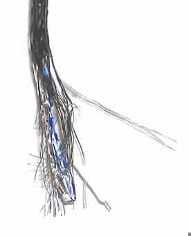 Isoliertes elektrisches Kabel,
- aus einem versilberten Kupferinnleiter mit Kunststoffisolierung und Schirmgeflecht,
- ohne Anschlussstücke,
- für eine Spannung von weniger als 80 V,
- zur Verwendung in Telekommunikationsgeräten.

"Isoliertes elektrisches Kabel, kein Koaxialkabel, für eine Spannung von weniger als 80 V, 
ohne Anschlussstücke, von der für die Telekommunikation verwendeten Art"