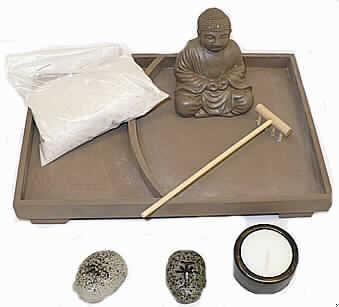 "Wellness-Set", Warenzusammenstellung aus
- einer rechteckigen Schale (LxBxH: ca. 24 x 16 x 4 cm) aus MDF-Holz, 
- einer Buddha-Figur (Höhe ca. 8 cm) aus Keramik,
- einer Tüte mit sog. Dekosand,
- einer Holzminiaturharke, 
- zwei Kerzen in Form von stilisierten Steinen, 
- einem runden Teelichthalter (Innendurchmesser ca. 4 cm) aus Keramik mit einem einge-
  stellten Teelicht,
- gemeinsam in einem Pappkarton verpackt,
- zur Verwendung als Innenausstattungsgegenstand (japanischer Zeugarten mit Buddha).
  (Abbildung siehe Anlage)
Die Holzschale bestimmt den Charakter des Ganzen.

"Innenausstattungsgegenstand aus Holz, ohne Einlegearbeit, nicht aus tropischem Holz im
 Sinne der Zusätzlichen Anmerkung 2 zu Kap 44 (Warenzusammenstellung aus Holzschale 
 -charakterbestimmend-, Zierfigur, Miniaturharke, Kerzen und Teelichthalter); sog. Wellness-Set"