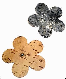 "Streuteil/Blume",
- bis zu 4 mm dicke, fünfblättrige, stilisierte Blüten (Durchmesser ca. 95 mm), aus lt. 
  Antragsteller Birkenrinde/-borke (holziger Stoff) ausgestanzt, 
- zu ganzjährigen Dekorations- und Zierzwecken.
 (Abbildung siehe Anlage)

"Ziergegenstand aus Holz, nicht aus tropischem Holz im Sinne der Zusätzlichen Anmerkung 2 zu Kapitel 44; 
 sog. Streuteil/Blume"