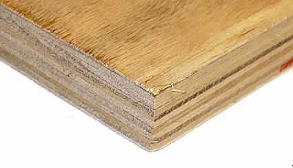 Holzplatte,
- aus 11 verleimten Holzfurnierlagen, davon die 3. und die 7. Lage im 90-Grad-Winkel 
  angeordnet, alle übrigen Lagen faserparallel, jede Lage ca. 1 - 2 mm stark,
- aus lt. Antragsteller Holz von Eukalyptus (Eucalyptus grandis),
- in den Abmessungen 244 x 122 cm, Gesamtstärke 20 mm,
- Ober- und Unterseite geschliffen,
- zur Verwendung beim Bau von Kisten und Verpackungen.

"Dem Sperrholz und furnierten Holz ähnliches Lagenholz, aus Eukalyptus, ohne Block-, 
 Stab-, Stäbchen- oder Streifenholzmittellage, keine Spanplatte enthaltend; Holzplatte"