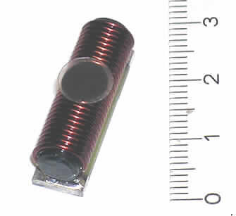 Drosselspule (Abbildung siehe Anlage),
- aus einem zylinderförmigen Ferritkern (Länge ca. 25 mm, Durchmesser ca. 6 mm) mit einer 
  einlagigen Kupferdraht-Wicklung, montiert auf einer Grundplatte mit zwei Kontaktflächen 
  zur SMD-Montage, 
- mit einer Induktivität von 15 µH bei einer Frequenz von 120 MHz,
- hinsichtlich Bauform, Induktivität und Strombelastbarkeit besonders zur Verwendung in 
  Telekommunikationsgeräten und für Stromversorgungseinheiten von automatischen 
  Datenverarbeitungsmachinen und ihren Einheiten geeignet.

"Drosselspule, von der mit Telekommunikationsgeräten und für Stromversorgungseinheiten
 von automatischen Datenverarbeitungsmachinen und ihren Einheiten verwendeten Art, nicht 
 für zivile Luftfahrzeuge"