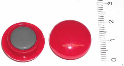 "Notizzettelhalter" (Abbildung siehe Anlage),
- zusammengesetzt aus einem Dauermagnet aus agglomeriertem Ferrit und einem farbigen, 
  pilzförmigen Kunststoffgehäuse (Durchmesser ca. 2 cm, Höhe ca. 0,9 cm),
- zur Befestigung von Notizzetteln auf Metallunterlagen bestimmt.
Der Magnet bestimmt den Charakter des Ganzen.

"Dauermagnet aus agglomeriertem Ferrit, nicht für bestimmte Luftfahrzeuge 
(zusammengesetzte Ware aus Dauermagnet -charakterbestimmend- und Kunststoff)"