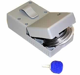 Membran-Luftpumpe
- aus einem Kunststoffgehäuse mit Anschluss für Luft-Förderschlauch, Batteriefach
  (ohne Batterien), mit noch nicht angeschlossenem Luft-Förderschlauch, Luftstein, 
  Elektromagnet-Spule, Schwinganker mit Dauermagnet und Membran mit Ventil
  (Abbildung siehe Anlage),
- zur Erzeugung eines Luftdrucks im Millibarbereich,
- zur Sauerstoff-Anreicherung in Zieraquarien durch Einfördern von Luft.

"Luftpumpe, noch nicht zusammengesetzt- sog. Aquarienpumpe"