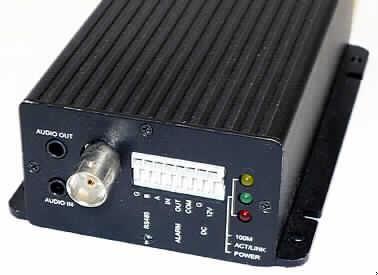 1-Kanal Video Server,
- aus einer mit A/D-Wandler, MPEG-4-Encoder, LAN-Schnittstellenbaustein und
  weiteren Bauelementen bestückten gedruckten Schaltung in einem Gehäuse
  (Abmessungen: 77 x 36 x 117 mm) mit analogem Video- und Audioeingang,
  RJ-45-Netzwerkanschluss und Anschlussleisten für Alarm-Ein- und -Ausgänge
  sowie Status-LED (Abbildung siehe Anlage),
- zum Digitalisieren, Komprimieren und dauernden oder ereignisabhängigen Senden
  der von einer externen analogen Videokamera gelieferten Bilder mit Ton
  - kennzeichnende Haupttätigkeit - und zum Schließen und Unterbrechen von
  elektrischen Stromkreisen,
- zusammen mit Beipack (Bedienungsanleitung und Befestigungsmaterial) in einem
  gemeinsamen Verkaufskarton. 
Der 1-Kanal Video Server bestimmt den Charakter des Ganzen.

"Sendegerät für das Fernsehen (Kombination aus Sendegerät - kennzeichnende
 Haupttätigkeit - und Gerät zum Schließen und Unterbrechen von elektrischen
 Stromkreisen, in Warenzusammenstellung mit nicht charakterbestimmendem Beipack)"