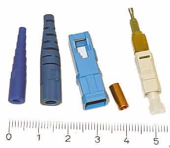 Bausatz für optischen Verbinder (Abbildung siehe Anlage),
- aus einer Keramik-Ferrule in einem sepzifisch geformten Kunststoffinnengehäuse,
  einem Außengehäuse aus Kunststoff zur Aufnahme der Ferrule, einer Crimphülse,
  zwei verschiedene Kabelknickschützer und einer Schutzkappe,
- noch nicht zusammengesetzt,
- zum Verbinden und mechanischen Ausrichten von optischen Fasern, Bündeln aus
  optischen Fasern oder optischen Kabeln.

"Verbinder für optische Fasern, Bündel aus optischen Fasern oder optische Kabel;
 noch nicht zusammengesetzt - Bausatz für optischen Verbinder"