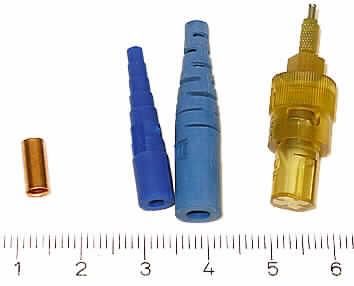 Bausatz für optischen Verbinder (Abbildung siehe Anlage),
- aus einer Keramik-Ferrule in einem spezifisch geformten Kunststoffgehäuse,
  einer Crimphülse, zwei verschiedene Kabelknickschützer und einer Schutzkappe,
- noch nicht zusammengesetzt,
- zum Verbinden und mechanischen Ausrichten von optischen Fasern, Bündeln aus
  optischen Fasern oder optischen Kabeln.

"Verbinder für optische Fasern, Bündel aus optischen Fasern oder optische Kabel;
 noch nicht zusammengesetzt - Bausatz für optischen Verbinder"