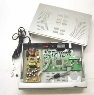 Gehäuse mit Hauptplatine und Netzteil für digitalen Satellitenreceiver,
- aus Hauptplatine in Form einer gedruckten, mit aktiven und passiven diskreten Bau-
  elementen, monolithischen integrierten Schaltungen und MPEG-Decoder bestückten 
  Leiterplatte, mit SCART-, Video-, Audio- und RS-232-Anschlüssen und Netzteil mit
  Anschlusskabel, in einem zweiteiligen Stahlgehäuse mit Frontblende aus Kunststoff mit 
  Bedienelementen, Unterlegscheiben, Muttern, Schrauben und Abstandhalter aus 
  Kunststoff, noch nicht zusammengesetzt (Abbildung s. Anlage),
- ohne den für den Betrieb erforderlichen Tuner, 
- erkennbar ausschließlich bestimmt für einen digitalen Satellitenrecevier für den Empfang 
  von digital über Satellit ausgestrahlten Fernsehprogrammen nach Bestückung mit einem 
  digitalen Videotuner (weder auf der Hauptplatine enthalten noch in der gleichen Sendung 
  gestellt),
- zusammen verpackt mit Infrarot-Fernbedienung, AV-Kabel, Bedienungsanleitung und 
  Garantiekarte (alle nicht Gegenstand dieser Position der VZTA).


"Teil, erkennbar ausschließlich für Geräte der Pos 8528 bestimmt, kein Gehäuse, keine 
 zusammengesetzte elektronische Schaltung (Baugruppe) - Gehäuse mit Hauptplatine und 
 Netzteil, noch nicht zusammengesetzt"