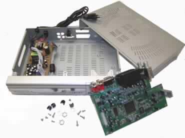 Gehäuse mit Hauptplatine und Netzteil für digitalen Satellitenreceiver,
- aus einer lose ins Gehäuse eingelegten Hauptplatine in Form einer gedruckten, mit aktiven 
  und passiven diskreten Bauelementen, monolithischen integrierten Schaltungen und 
  MPEG-Decoder bestückten Leiterplatte, mit SCART-, Video-, Audio- und RS-232-Anschlüs-
  sen und Netzteil mit Anschlusskabel, in einem zweiteiligen Stahlgehäuse mit Frontblende 
  aus Kunststoff mit Bedienelementen, mit Unterlegscheiben, Muttern, Schrauben und 
  Abstandhalter aus Kunststoff, noch nicht zusammengesetzt (Abbildung s. Anlage),
- ohne den für den Betrieb erforderlichen Tuner, 
- erkennbar ausschließlich bestimmt für einen digitalen Satellitenrecevier für den Empfang 
  von digital über Satellit ausgestrahlten Fernsehprogrammen nach Bestückung mit einem 
  digitalen Videotuner (weder auf der Hauptplatine enthalten noch in der gleichen Sendung 
  gestellt),
- zusammen verpackt mit Infrarot-Fernbedienung, AV-Kabel, Bedienungsanleitung und 
  Garantiekarte (alle nicht Gegenstand dieser Position der VZTA).


"Teil, erkennbar ausschließlich für Geräte der Pos 8528 bestimmt, kein Gehäuse, keine 
 zusammengesetzte elektronische Schaltung (Baugruppe) - Gehäuse mit Hauptplatine und 
 Netzteil, noch nicht zusammengesetzt"