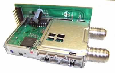Tunerbaugruppe, 
- aus HF-Stufe, Oszillator, Mischstufe, Zwischenfrequenz-Verstärker, A/D-Converter, 
  QPSK-Demodulator, Basisbandfilter und Viterbi-Decoder, in Form einer gedruckten, mit 
  aktiven und passiven diskreten Bauelementen und monolithischen integrierten Schaltun-
  gen bestückten Platine in einem 56 x 40 x 12 mm großen Metallgehäuse mit einem
  Hochfrequenzeingang und Hochfrequenzausgang sowie 30 Anschlussstiften, auf einer 
  gedruckten, mit passiven diskreten Bauelementen und einer Anschlussleiste mit 16 An-
  schlussstiften bestückten Schaltung (Abbildung s. Anlage),
- zum Umsetzen eines hochfrequenten Antenneneingangssignals (950 bis 2150 MHz) in 
  eine Zwischenfrequenz, zum Wandeln in ein digitales Signal sowie zum Demodulieren
  und Decodieren,
- ohne integrierten MPEG-2 Decoder,
- erkennbar ausschließlich für den Einbau in digitale Satellitenreceiver bestimmt.

"Teil, erkennbar ausschließlich für Fernsehempfangsgeräte (Videotuner) der Position 8528 
 bestimmt; zusammengesetzte elektronische Schaltung (Baugruppe)"