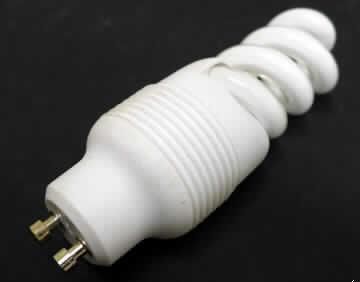 Kompakt-Leuchtstofflampe (Abbildung siehe Anlage),
- aus einer spiralförmigen Leuchtstoffröhre mit GU 10 Lampensockel und integriertem 
  elektronischen Vorschaltgerät,
- mit einer Leistung von 9 Watt,
- für eine Spannung von 230 bis 240 VAC,
- Ursprungs- und Versendungsland China.

"Elektrische Entladungslampe, Glühkathoden-Leuchtstofflampe mit einem Lampensockel, 
 elektronische, mit Wechselstrom betriebene Kompakt-Leuchtstofflampe mit einer Glasröhre,
 bei der alle Leuchtelemente am Lampensockel befestigt und die elektronischen Bauteile im
 Lampensockel integriert sind, Versendungsland China"