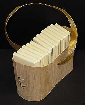 "Tafeltäschchen"
- ovales Kistchen mit Boden aus Lindensperrholz und Umrandung aus Lindenholzspan, mit
  einem Spinnstoffband als Henkel versehen ( ca. 10 x 4 x 6 cm),
- zur Verpackung von Süßigkeiten (z.B. Schokoladentäfelchen, nicht Gegenstand dieser
  vZTA).

"Den Kisten, Kistchen und Verschlägen ähnliches Verpackungsmittel, aus Holz, sog. Tafeltäschchen"
