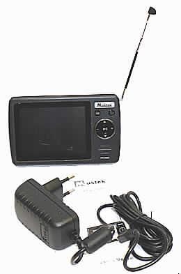 Portables Fernsehempfangsgerät
- aus digitalem Tuner für den terrestrischen Fernseh- und Rundfunkempfang (DVB-T) in einem 
  Gehäuse mit 3,5" LCD-Bildschirm, eingebauter Teleskopantenne, Einschub für 
  Speicherkarte, Lautsprecher, Anschlüssen, Bedienelementen und Akkumulator 
  (Abmessungen 121,5 x 75,5 x 14,5 mm, Abbildung siehe Anlage), 
- zum Empfang von Fernseh- und Rundfunkprogrammen und zum Wiedergeben von Videos,
  Bild- und Tondateien (AVI, MP3, WAV, JPEG),
- zusammen mit Beipack (Netzgerät und Bedienungsanleitung) in einer gemeinsamen Verkaufsverpackung.
Das Fernsehempfangsgerät bestimmt den Charakter des Ganzen.

"Fernsehempfangsgerät, mit eingebautem Ton- und Bildwiedergabegerät, mit Bildschirm, für 
mehrfarbiges Bild, kein Projektionsfernsehgerät, in Warenzusammenstellung mit nicht 
charakterbestimmendem Beipack"