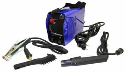 Gerät für das manuelle Lichtbogenschweißen,
- aus einem Inverter mit Einstellknopf, Zustandsanzeigen und Anschlusskupplungen
  sowie einem Elektrodenhalter und einer Masseklemme, jeweils mit Anschlusskabel,
- zusammen mit einem Abklopfhammer mit integrierter Drahtbürste in einer gemein-
  samen Verkaufsverpackung,
- zum Verbinden von Stahl, Guss, Bronze und Messing durch Lichtbogenhandschweißen
  mit umhüllten Elektroden mittels des durch Kurzschluss zwischen Stabelektrode und
  Werkstück (Masseanschluss) entstehenden Lichtbogens.

"Schweißmaschine, zum Lichtbogenschweißen von Metallen, nicht voll- oder
 teilautomatisch, ohne Schweißkopf oder Schweißzange"