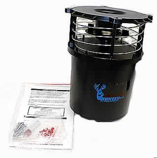 Wildfutterautomat
- aus zylinderförmigem Grundgehäuse mit spezifischem Aufsatz aus einer Deckplatte mit 
  zentrischem Loch und darunter angeordnetem auf einer Motorwelle drehbar gelagerten, 
  hutförmigen Element und einer "Seitenwand" aus spiralförmig verlaufendem Draht sowie 
  einem im Gehäuse integrierten, mit über Präzisionsuhr angesteuerten Elektromotor,
- zur Verteilung/Ausbringung von Futter durch Hinausschleudern des im rotierenden 
  hutförmigen Element enthaltenen Futters entsprechend der mittels Uhr vorgegebenen 
  Zeitintervalle,
- zur Fütterung von in Gehegen gehaltenem Wild,
- zusammen mit Beipack (Batterie, Montagematerial für extra zu montierendem Futterbe-
  hälter und Auslösestiften für die Zeitschaltuhr) in einer gemeinsamen Verpackung.
Der Wildfutterautomat bestimmt den Charakter des Ganzen.

"Apparat für die Landwirtschaft, nicht für die Futterbereitung, Geflügelhaltung oder Forstwirt-
 schaft, kein Tränkebecken (Warenzusammenstellung aus charakterbestimmendem Futter-
 automaten und Beipack) - sog. Wildfutterautomat"