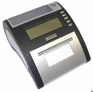 Tischrechner mit Zusatzausstattung
- aus Rechenmaschine mit Rechenwerk, Tastatur mit Ziffern- und Funktionstasten,
  zehnstelliger Anzeige und Uhr mit Datum, Wochentag-Anzeige, Alarmfunktion und 16
  Welt-Zeit-Uhr-Einstellungen in einem teilweise aufklappbaren Gehäuse (ca. 129 x 164 x
  70 mm) mit Stiftehalter, Utensilienfach, Einsteckmöglichkeit für ein Foto und Batterie-
  fach  (Abbildung siehe Anlage),
- zur Durchführung von Grundrechenarten, Prozent- und Wurzelberechnungen, zur Zeit-,
  Datum- und Wochentag-Anzeige (mit Alarmfunktion) sowie zur Aufbewahrung von Stiften
  und Utensilien und als Fotorahmen verwendbar.
Der Tischrechner bestimmt den Charakter des Ganzen.

"Elektronische Rechenmaschine, die ohne externe Energiequelle betrieben werden kann
  - Tischrechner mit Zusatzausstattung (zusammengesetzte Ware aus Tischrechner 
  -charakterbestimmend-, Uhr, Stiftehalter, Utensilienfach und Fotorahmen)"