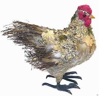 "Deko-Hahn, Naturlook stehend", 
- Tiernachbildung in Form eines stehenden Hahnes (Höhe ca. 30 cm), bestehend aus einem
  entprechend geformten Körper aus Styropor (ohne eigene zierende Wirkung),
- auf der gesamten Oberfläche beklebt: Kopf, Hals, Rücken und Flügelansatz mit
  getrocknetem Rindenbast und einzelnen Flechten sowie Brust und Bauch mit getrockneten
  Gräsern, mit Flechtstoffen (lange dünne Zweige) und einzelnen Federn als Flügel 
  und Schwanz sowie mit Kamm und Kehlkopflappen aus Papier, 
- mit Füßen und Krallen, Augen und Schnabel aus Kunststoff,
- Ware des Blumenhandels,
- zu Dekorations- oder Zierzwecken.
  (Abbildung siehe Anlage)
Die Pflanzenteile bestimmen den Charakter des Ganzen.

"Ziergegenstand aus getrockneten blütenlosen Pflanzenteilen, weitergehend bearbeitet als nur getrocknet, nicht zur Herstellung von Potpourries (zusammengesetzte Ware aus anderen Pflanzenteilen -charakterbestimmend-, Flechten, Flechtstoff, Kunststoff, Federn und Papier); sog. Deko-Hahn, Naturlook stehend"