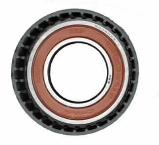 Sog. Steel pulley assembly (Umlenkrolle)
- aus einer Riemenscheibe aus Kunststoff-Rollenkörper (Rotationsteil) mit glatter äußerer 
  Lauffläche und integriertem Kugellager (Abbildung siehe Anlage),
- zur Verwendung als Umlenkrolle eines Riementriebs von PKW-Verbrennungsmotoren.

"Riemenscheibe (Umlenksrolle), nicht aus Eisen oder Stahl gegossen, nicht für zivile 
 Luftfahrzeuge - sog. Steel pulley assembly"