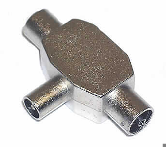 Doppelkupplung (T-Verbinder)
- aus einem T-förmigen Gehäuse aus unedlem Metall mit zwei Koax-Buchsen und einem 
  Koax-Stecker - Abbildung siehe Anlage -,
- für eine Spannung von weniger als 1000 V,
- zum Herstellen einer elektrischen Verbindung durch Einstecken von zwei entsprechenden 
  Gegensteckern nach Einstecken in eine Antennensteckdose.

"Elektrisches Gerät zum Verbinden von elektrischen Stromkreisen, für eine Spannung von
weniger als 1000 V, Steckvorrichtung für Koaxialkabel - Doppelkupplung"