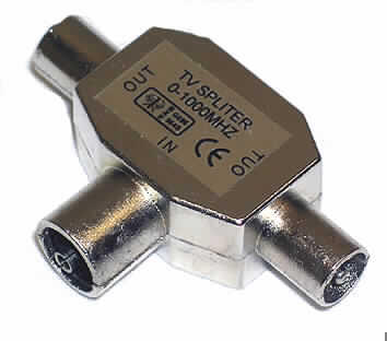 Doppelstecker (T-Verbinder)
- aus einem T-förmigen Gehäuse aus unedlem Metall mit zwei Koax-Steckern und einer
  Koax-Buchse - Abbildung siehe Anlage -,
- für eine Spannung von weniger als 1000 V,
- zum Herstellen einer elektrischen Verbindung durch Einstecken von zwei entsprechenden 
  Gegensteckern nach Einstecken in eine Antennensteckdose.

"Elektrisches Gerät zum Verbinden von elektrischen Stromkreisen, für eine Spannung von weniger als 1000 V, Steckvorrichtung für Koaxialkabel - Doppelstecker"