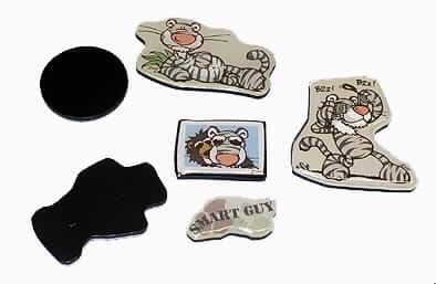 "Notizzettelhalter" 
- sechs unterschiedlich geformte Dauermagneten aus agglomeriertem Ferrit, mit
  verschiedenen gedruckten Tigermotiven und klarsichtigen Kunststoffabdeckungen versehen 
  (von ca. 3 x 1,5 cm bis 4,3 x 4,5 cm, Stärke ca. 0,3 cm),
- zur Befestigung von Notizzetteln auf Metallunterlagen bestimmt,
- in einer Verkaufsverpackung aus Pappe mit klarsichtiger Kunststoffschiebehülle aufgemacht.
(Abbildung siehe Anlage)
Die Magnete bestimmt den Charakter des Ganzen.

"Dauermagnete aus agglomeriertem Ferrit, nicht für bestimmte Luftfahrzeuge 
(zusammengesetzte Ware aus Dauermagneten -charakterbestimmend-, Drucken und 
Kunststoffabdeckungen); sog. Magnetbilder"