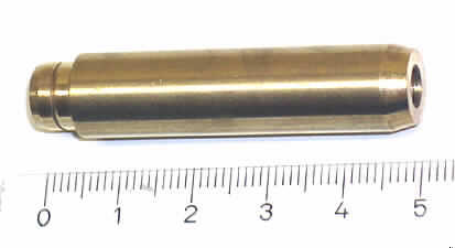 Ventilführung
- aus einem ca. 50 mm langen Hohlzylinder aus Metall mit einem maximalen
  Außendurchmesser von ca. 11 mm und einem Innendurchmesser von ca. 5,5 mm, an einer
  Seite mit einer abgeschrägten äußeren Kante, an der anderen Seite mit einem ca. 6 mm
  langen Ansatz (Durchmesser ca. 8 mm) mit abgeschrägter Außenkante und einer
  ringförmigen Einkerbung in ca. 3 mm Tiefe (Abbildung siehe Anlage),
- zur Verwendung als Bauteil des Ventiltriebs im Zylinderkopf eines Verbrennungsmotors.

"Teil, erkennbar ausschließlich für Verbrennungsmotoren mit Selbstzündung der Position
 8408 bestimmt - sog. Ventilführung"