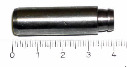 Ventilführung
- aus einem ca. 39 mm langen Hohlzylinder aus Stahl mit einem maximalen
  Außendurchmesser von ca. 11 mm und einem Innendurchmesser von ca. 5 mm, an der
  einen Seite mit einer abgeschrägten Außenkante, an der anderen Seite mit einem ca.
  6 mm langen, ca. 8 mm breiten Ansatz mit einer abgeschrägten Außenkante, einer
  ringförmigen Einkerbung in ca. 2 mm Tiefe sowie einer teilweise abgeschrägten
  Außenfläche unterhalb der Einkerbung (Abbildung siehe Anlage),
- zur Verwendung als Bauteil des Ventiltriebs im Zylinderkopf eines Verbrennungsmotors.

"Teil, erkennbar ausschließlich für Verbrennungsmotoren mit Fremdzündung der Position
 8407 bestimmt - sog. Ventilführung"
